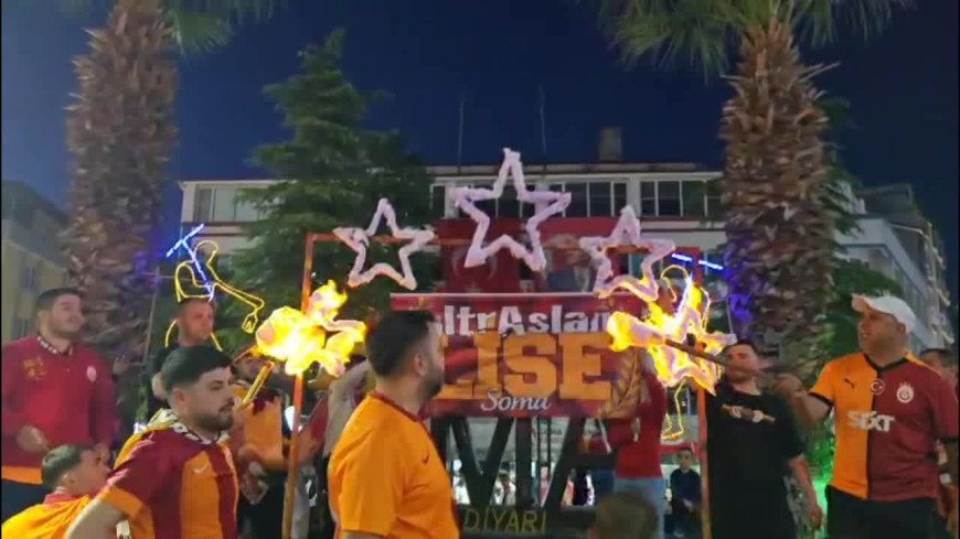 Galatasaray'ın 25'inci şampiyonluğu Soma'da Madenci Heykeli önünde kutlandı