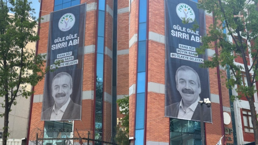 DEM Parti Genel Merkezi'ne Sırrı Süreyya Önder'in afişi asıldı