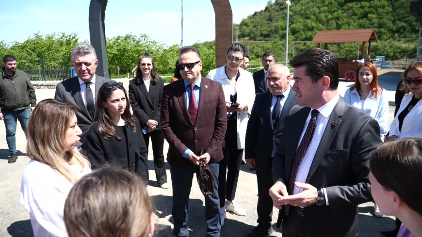Ortahisar Belediye Başkanı Kaya, yabancı öğrencileri "En Mutlu Köy" yerleşkesinde ağırladı