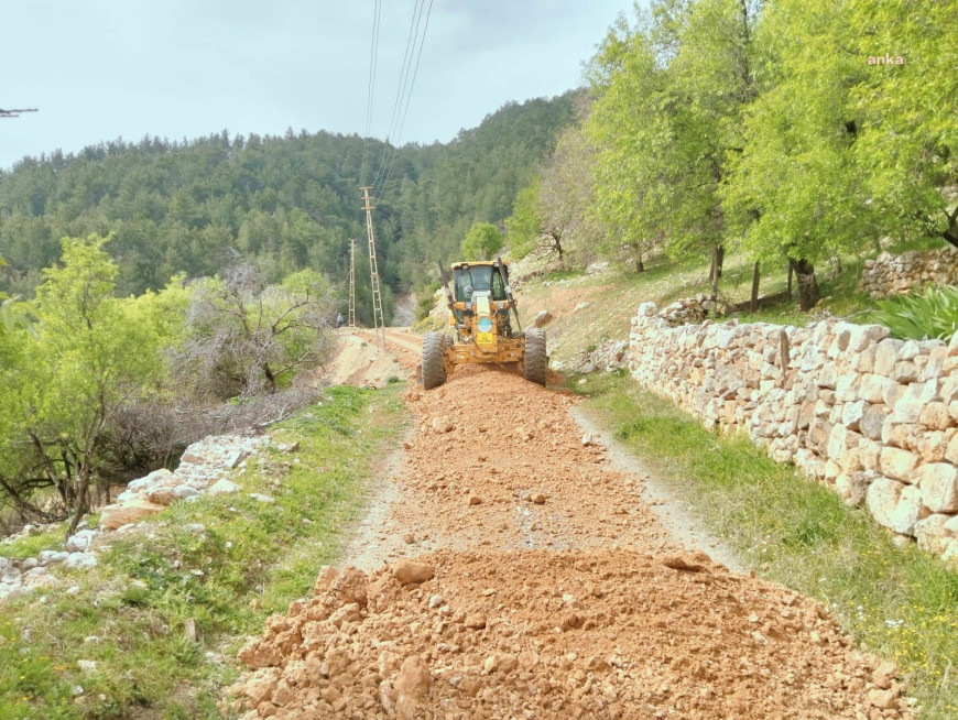 Silifke Belediyesi, ilçe genelinde yol yapım ve bakım çalışmalarını sürdürüyor