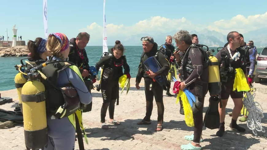 Antalya Büyükşehir Belediyesi’nden Kaleiçi Yat Limanı’nda deniz dip temizliği