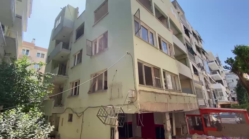 İzmir’de yıkılacak binanın bodrum katında 3 kafatası bulundu