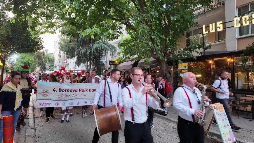 Bornova Belediyesi Halk Dansları Festivali sokaklara taştı