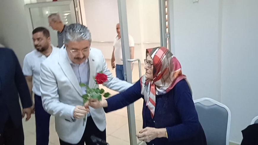 Osmaniye Valisi Erdinç Yılmaz, Anneler Günü dolayısıyla Osmaniye Özden Huzurevini ziyaret etti