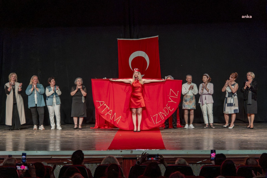 Karşıyaka Belediyesi Bilge Çınarlar Sağlıklı Yaş Alma Merkezi kursiyerlerinden renkli defile