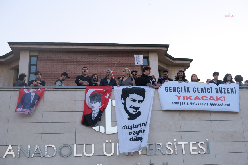 Eskişehir’de öğrenciler Ali İsmail Korkmaz’ın fotoğrafını rektörlüğün bulunduğu alana astı