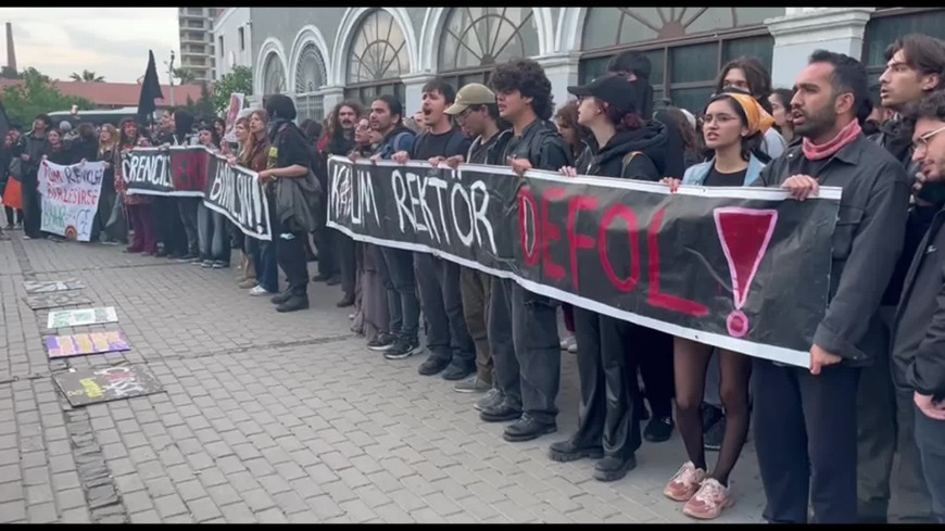 İzmir'de öğrencilerden 1 Mayıs gözaltı protestosu