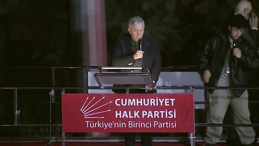 Özgür Özel'e yapılan saldırı sonrası yurttaşlar CHP Genel Merkezi'nde... Mansur Yavaş: CHP'nin her bir ferdi Genel Başkanının arkasındadır