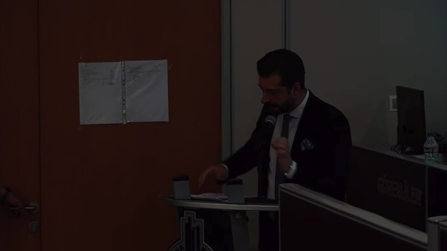 İzmir'de AK Partili meclis üyesi “Ağzını yüzünü dağıtırım” diyerek kürsüye yürüdü