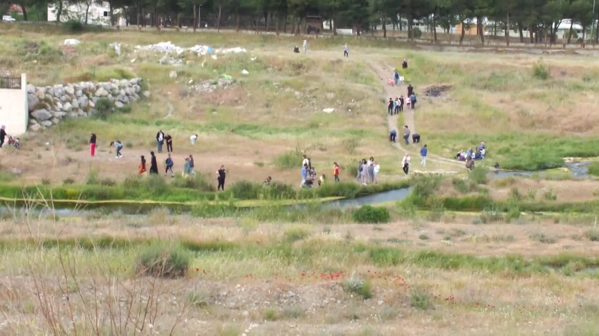 Burhaniye'de Hıdırellez dolayısıyla dere kenarında dilekler dilendi, toplanan taşlar dereye atıldı