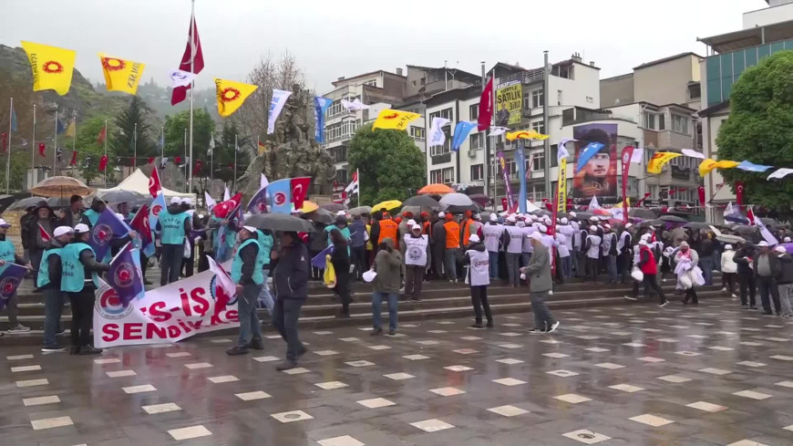 Amasya’da yağmur altında halaylı 1 Mayıs kutlaması