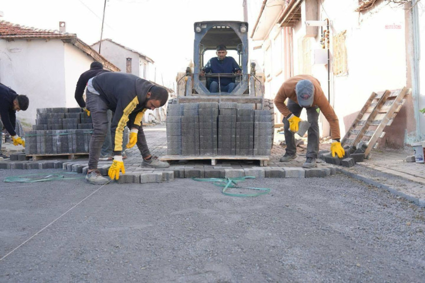 Burhaniye Belediyesi, yol yenileme çalışmalarına devam ediyor