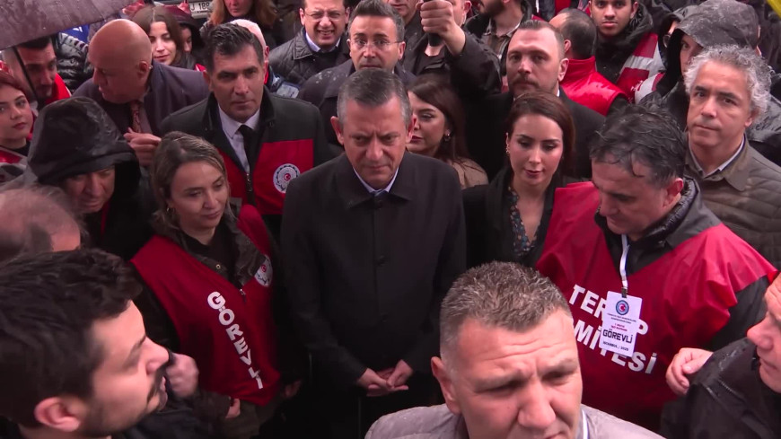 Özgür Özel 1 Mayıs kutlamaları için Kartal’da: “Taksim'e bakınca iktidarın öz güvensizliği görülüyor. Güçlü iktidarlar meydanları yasaklamaz”