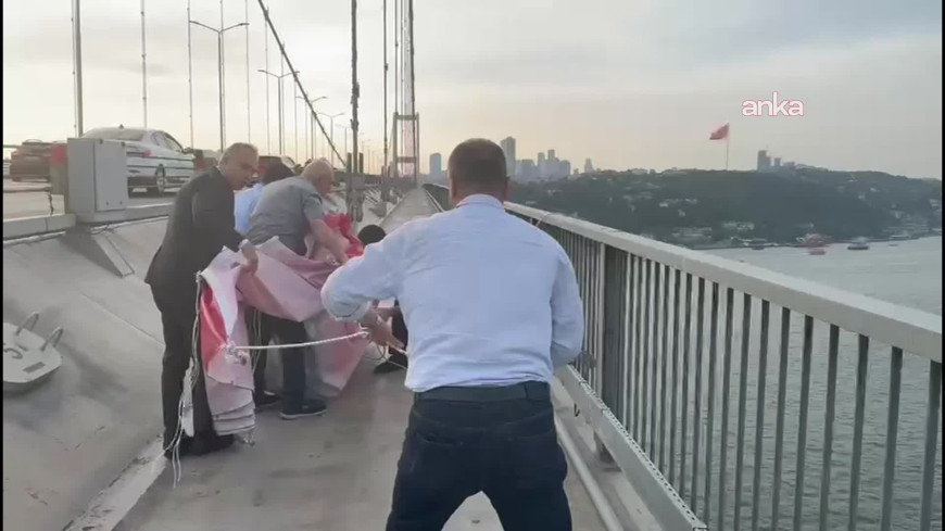 Özgür Özel, Boğaz Köprüsü’nden geçerken köprüye “İmamoğlu’na özgürlük” pankartı asıldı
