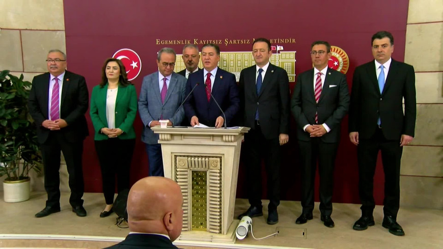 CHP'lilerin TBMM Anayasa ve Adalet Karma Komisyonu'nu terk etmesi... Murat Emir: Tek adamın yargıyı kontrol etme çabasının uzantısı olarak Anayasa çiğnenmiştir