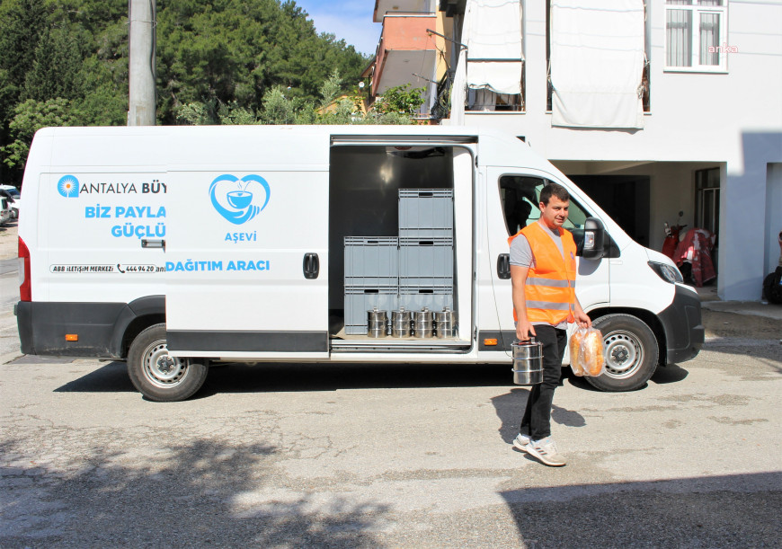 Antalya Büyükşehir Belediyesi Manavgat Aşevi’nin ihtiyaç sahiplerine sıcak yemek hizmeti sürüyor