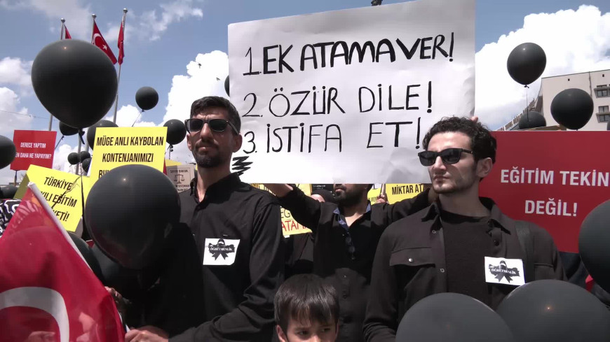 Ek atama isteyen öğretmenlerden "tabutlu" protesto... CHP'li Özçağdaş: "Eğer bir ülkede 100 bin ücretli öğretmen varsa 100 bin öğretmen açığı var demektir. 15 bin değil, 100 bin atayacaksınız kardeşim"
