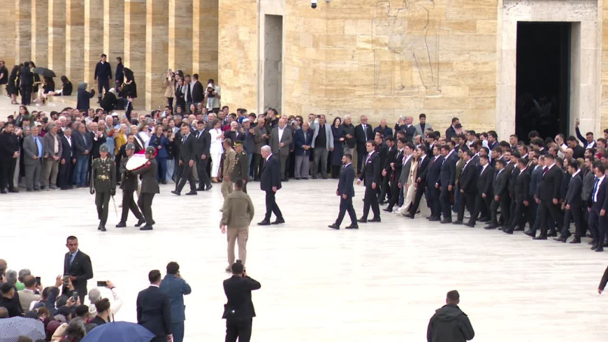 Müsavat Dervişoğlu, partisinin Gençlik Kolları'yla Anıtkabir'i ziyaret etti