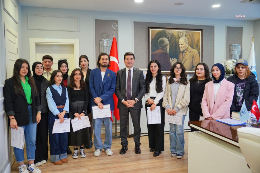 Ortahisar Belediye Başkanı Kaya, 23 Nisan etkinliklerine katılan öğrencilere teşekkür belgesi verdi 