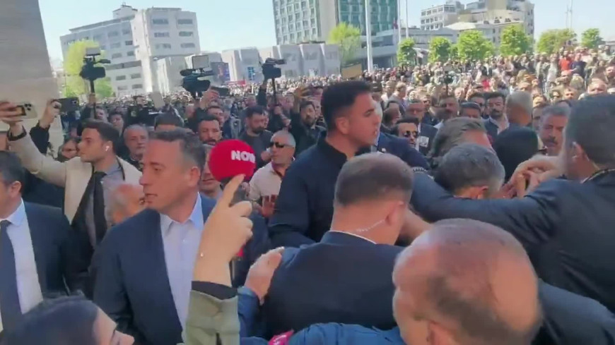 Özgür Özel'e Sırrı Süreyya Önder için düzenlenen törenin ardından fiziksel saldırı... Saldırgan gözaltına alındı