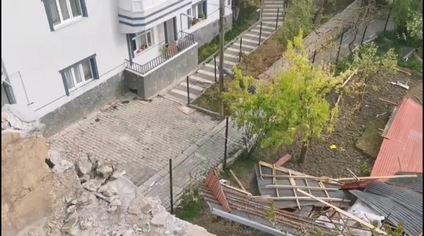 Van'da fırtına... Çatılar ve tabelalar uçtu, elektrikler kesildi