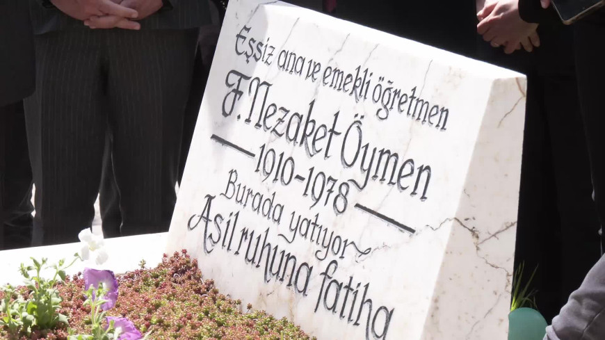 Öğretmen Hıfzırrahman Raşit Öymen mezarı başında anıldı... Altan Öymen: "Eğitimde reform hamlelerinin bir an önce başlamasını diliyorum"