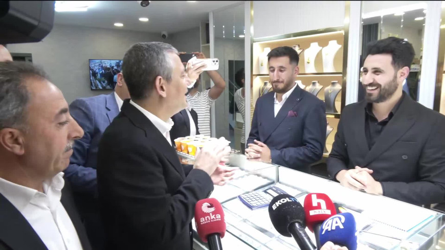 Özgür Özel, Van'da kuyumcu esnafını ziyaret etti: "İnşallah iktidar değişince emeklide de asgari ücretlide de çiftçide de para bolaracak, işler daha da iyi olacak"