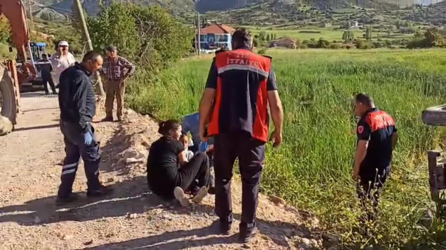 Burdur’da devrilen traktörün altında kalan çocuk hayatını kaybetti, 4 kişi yaralandı
