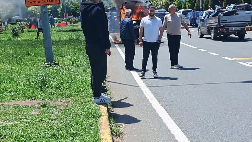 Hopa uluslararası transit yolda araç alev aldı, trafik kilitlendi