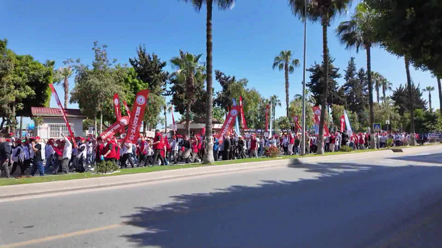 Mersin Büyükşehir Belediye Başkanı Seçer, 1 Mayıs kortejinde emekçilerle omuz omuza yürüdü: “Bu hükümete itirazımız var”