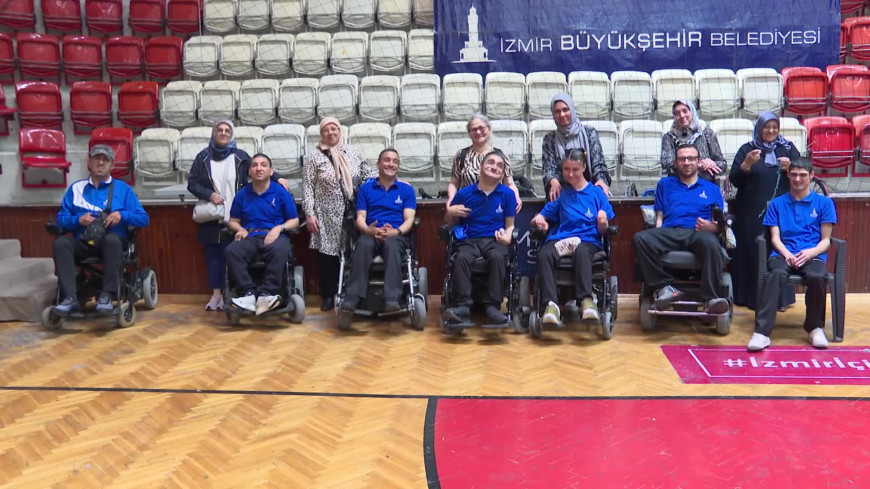 İzmir Büyükşehir Belediyesi boccia takımının görünmez kahramanları… Anneler de takımda oynayan çocuklarına destek oluyor