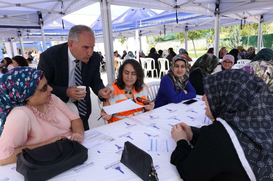 İzmir Büyükşehir Belediyesi'nin kadınlara yönelik “Sıcak Çaylar, Güçlü Bağlar” buluşmaları devam ediyor