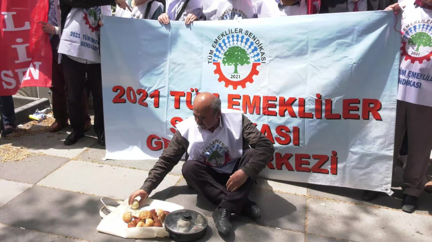 Emekliler, TÜİK önünde enflasyon verilerini protesto etti: “Getirin sandığı, emekliler kırmızı kartını gösterip sizden hesabı soracak”