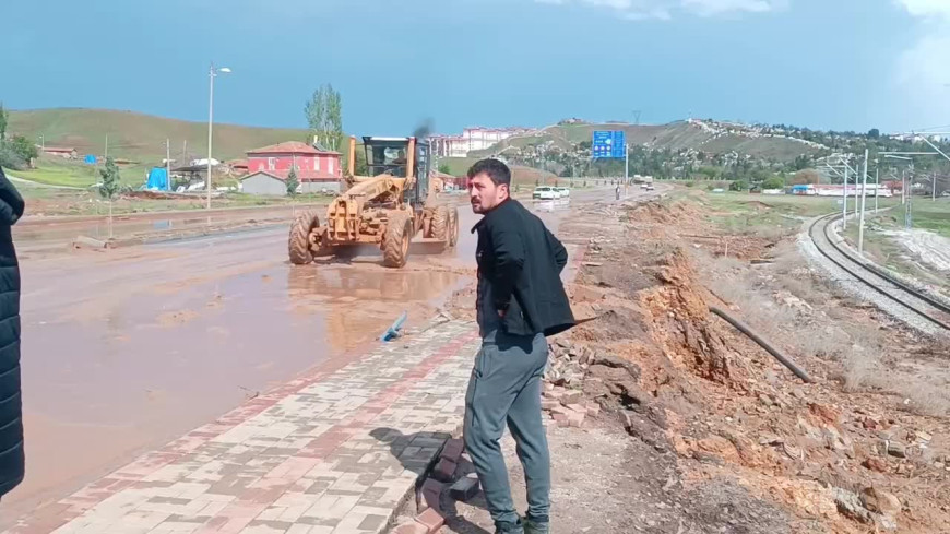 Kırıkkale’de sağanak yağış hayatı felç etti: Dereler taştı, yollar kapandı