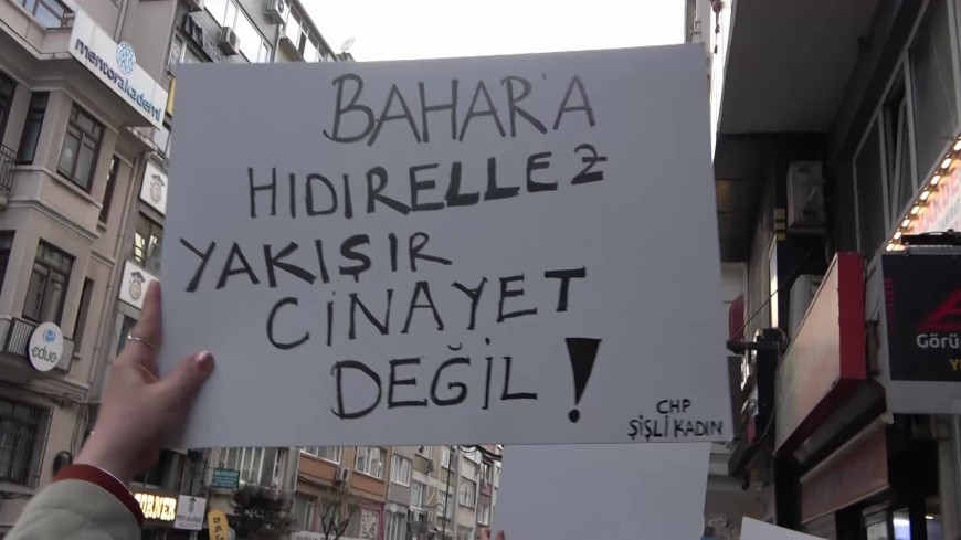 Kadınlar vahşice katledilen Bahar Aksu için toplandı...Nur Sürer: Her gün ortalama üç kadının öldüğü ülkede bu kadınlar nasıl üç çocuk doğuracak!