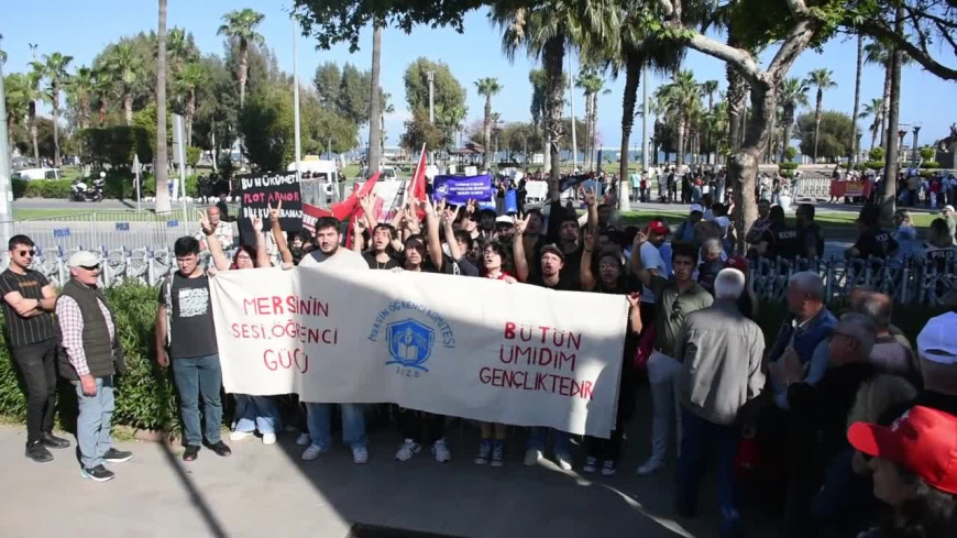 Mersin’de 1 Mayıs kutlamasında 'bozkurt işareti' kavgaya neden oldu