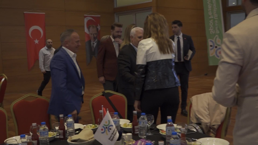 Bursa Büyükşehir Belediye Başkanı Bozbey, kardeş kentlerden gelen genç sporcularla buluştu