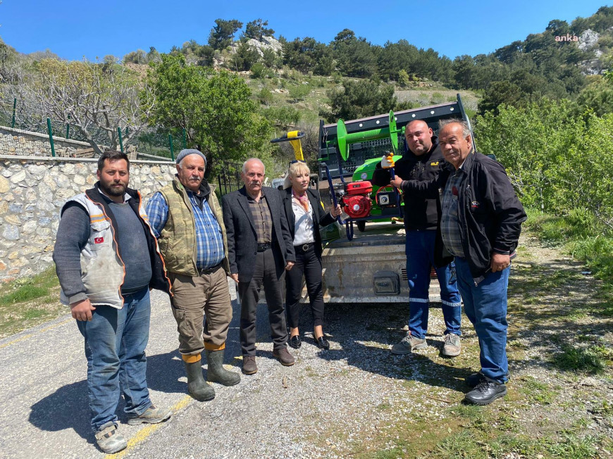 Güzelbahçe Belediyesi çiftçilere ilaçlama makinesi hediye etti