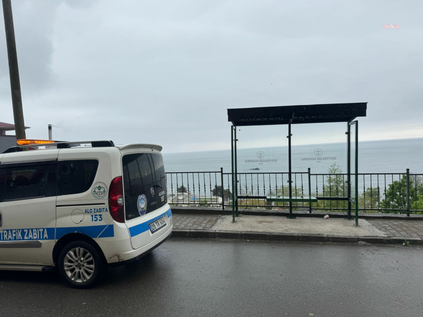 Giresun'da ihtiyaç duyulan yerlere dolmuş durakları monte ediliyor