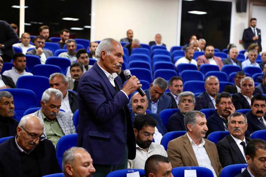Van'da "Muhtarlar Toplantısı" hem belediye hem de AK Parti Van İl Başkanlığı tarafından sahiplenildi