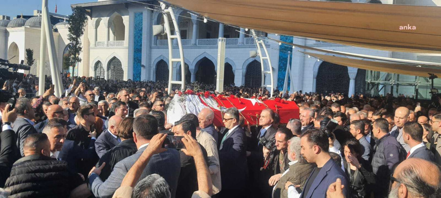 Sırrı Süreyya Önder son yolculuğuna uğurlanıyor... Önder için Barbaros Hayrettin Paşa Camisi'nde cenaze namazı kılındı