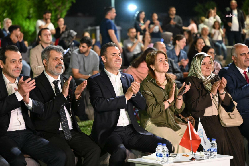 Balıkesir Büyükşehir Belediye Başkanı Akın, 19 Mayıs etkinliklerini vatandaşlar ile birlikte izledi