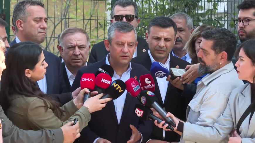 Özgür Özel'den uğradığı fiziksel saldırıya ilişkin açıklama: "Tehditler, saldırılar bizi yıldıracak olsa biz ölümü göze alıp Cumhuriyeti kuran partinin genel başkanlığına talip olmazdık"
