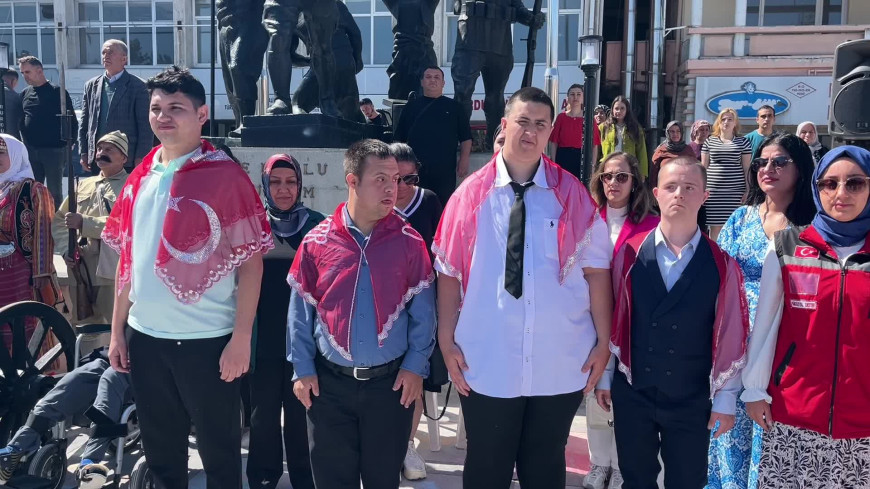 Burdur’da özel gereksinimli 14 genç için temsili asker eğlencesi düzenledi