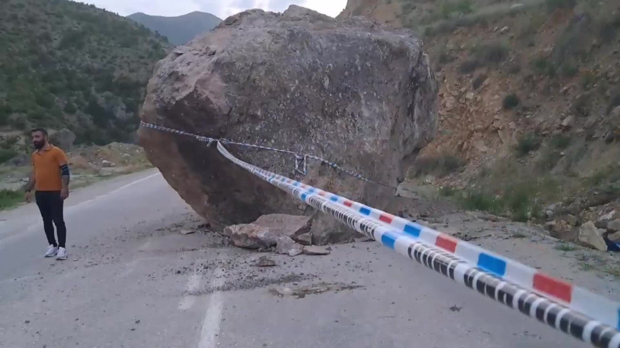 Ardahan-Ardanuç-Artvin karayoluna yamaçtan kopan kaya düştü