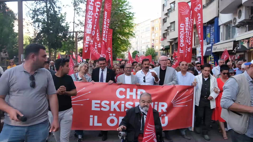 Eskişehir’de CHP’nin yürüyüşünde konuşan üniversite öğrencisi: Annem yaralarımı gördü ağladı