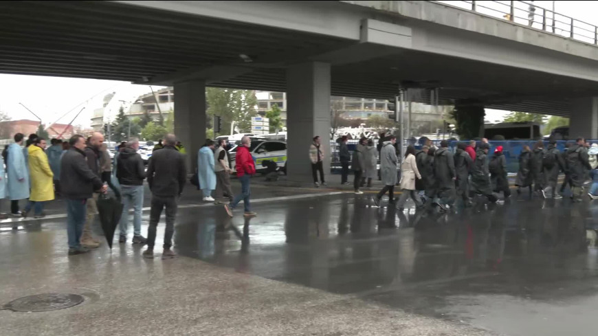 Ankara'da 1 Mayıs kutlamaları... Ulus'taki AKM önünde toplanan emekçiler, kutlamaların yapılacağı Tandoğan Meydanı'na yürüyüşe başladı