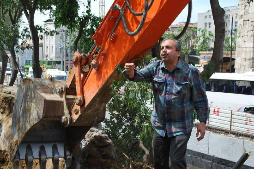 Sırrı Süreyya Önder vefat etti... DEM Parti İmralı Heyeti üyesi ve TBMM Başkanvekili Sırrı Süreyya Önder’in portresi