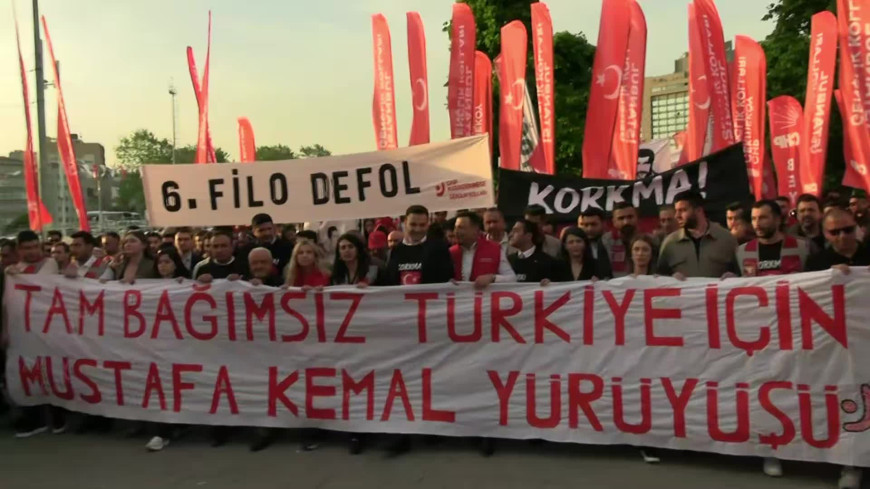 CHP’li gençler “Üç fidan” için Dolmabahçe’ye yürüdü..."Bundan sonra mücadelemizin adı 'Korkma' olacak"