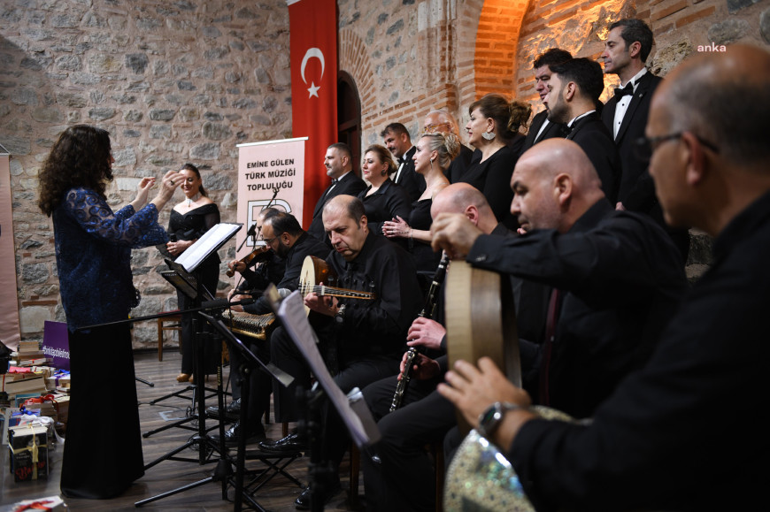 Osmangazi Belediyesi’nin Anneler Günü konserine kitap bağışıyla giriş yapıldı